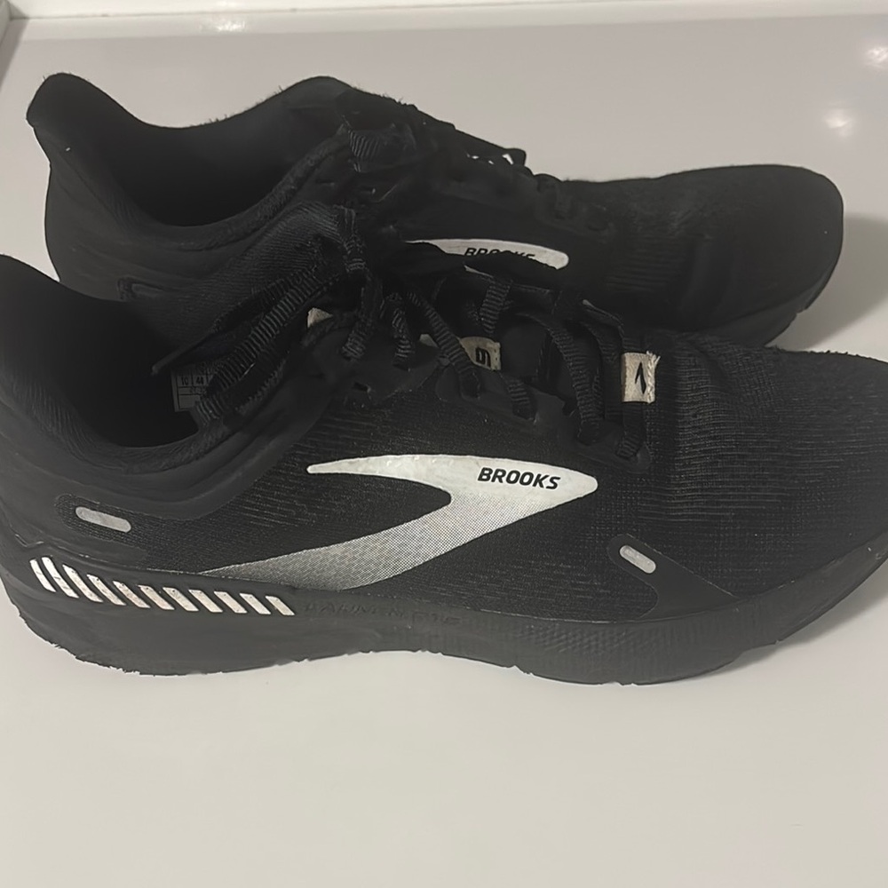 Brooks Black Athletic Shoes Sleek Design